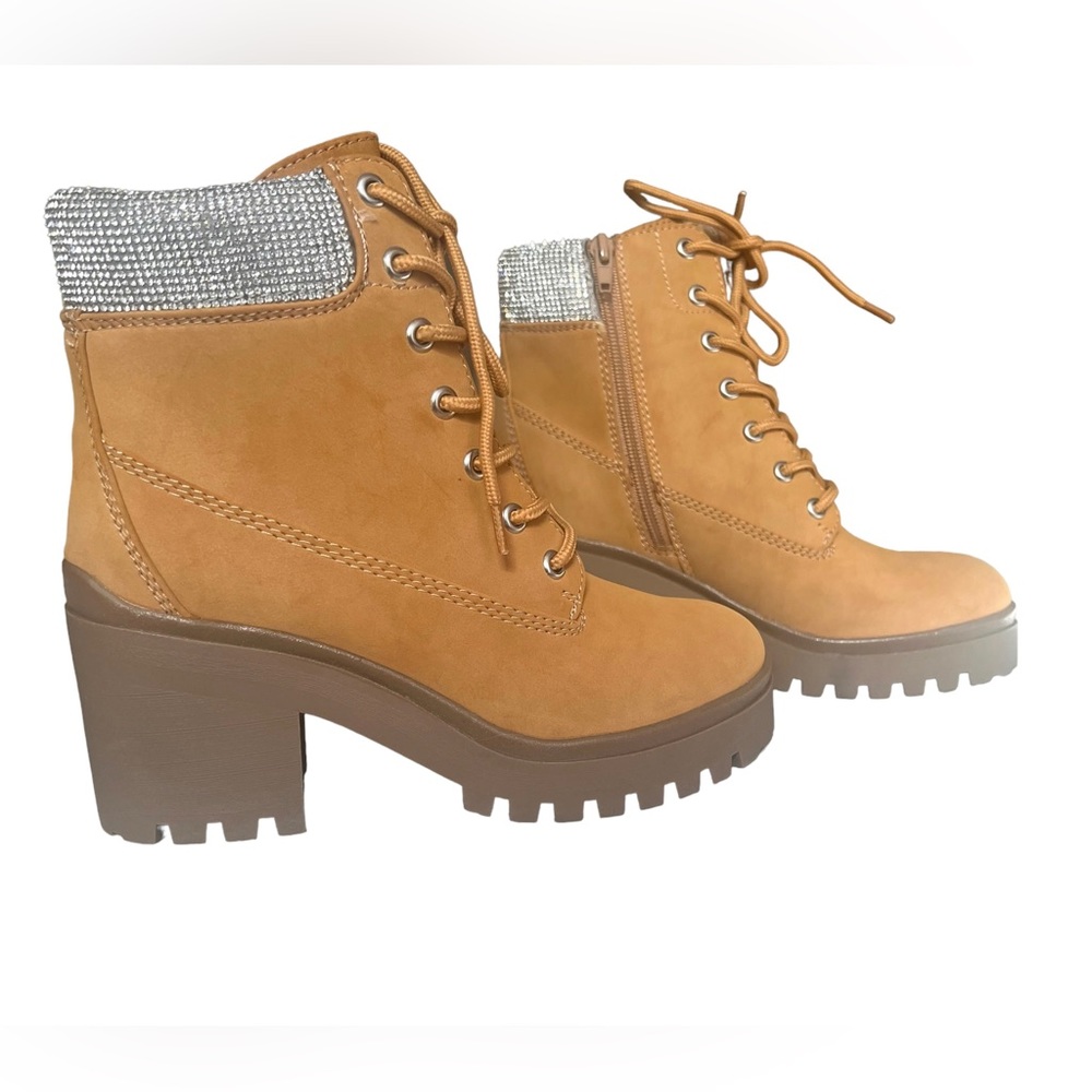 Wild Pair Bentli Tan/Rhinestone Lug Sole Lace-Up Combat Boots Women's Size 5.5